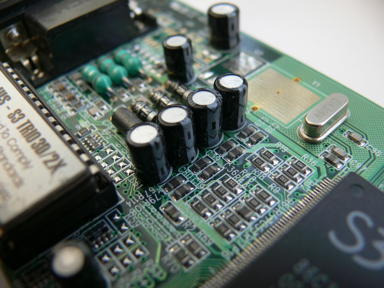 Auf einem Motherboard verbaute Kondensatoren Auf einem Motherboard verbaute Kondensatoren
