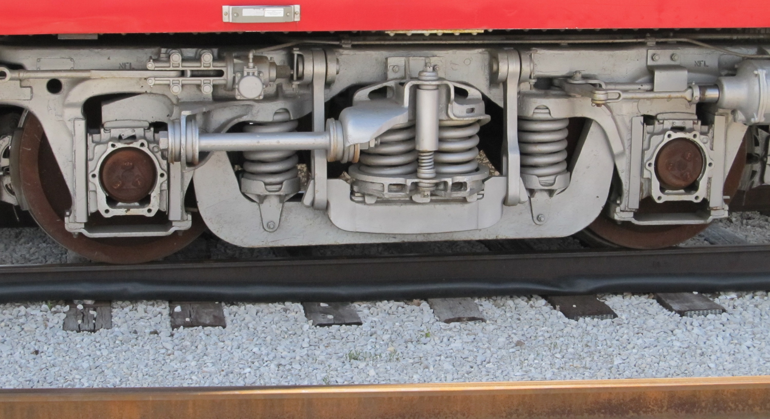 Parallelschaltung von Federn (Fahrwerk eines Zugs) Parallelschaltung von Federn (Fahrwerk eines Zugs)