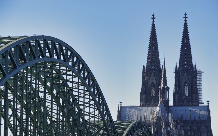 Gebogene Brückenelemente (Köln)