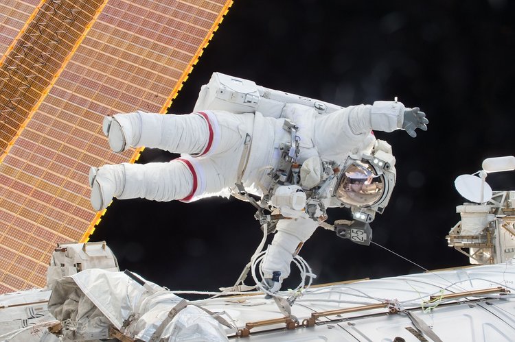 Astronaut an der ISS