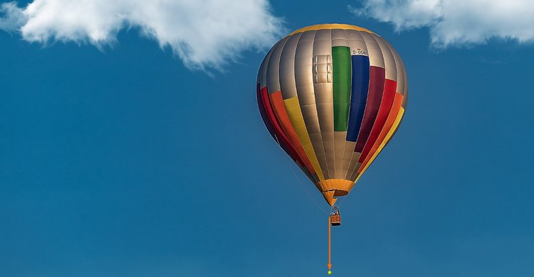 Tennisball aus Heißluftballon