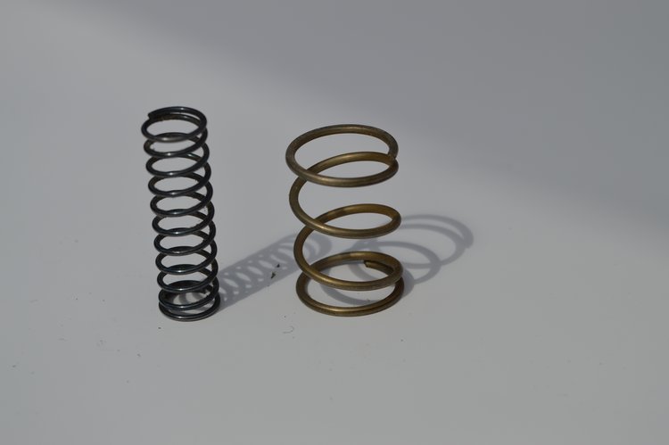 Stahlfeder (links) und Bronzefeder (rechts) Stahlfeder (links) und Bronzefeder (rechts)