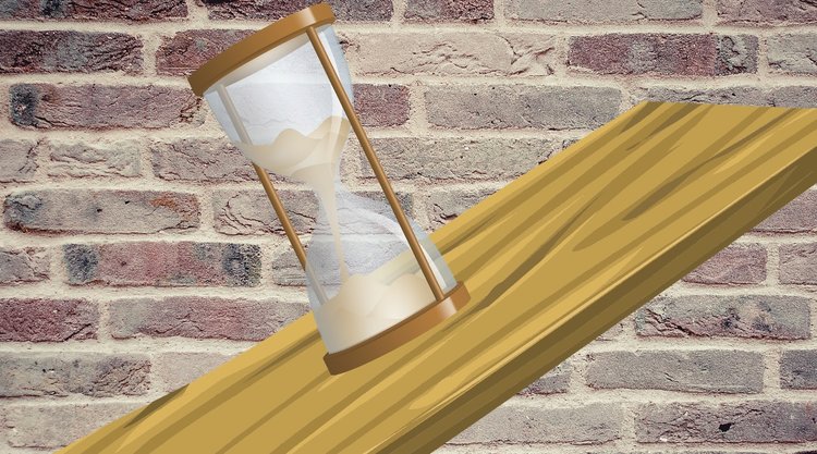 Haftung einer Sanduhr auf einer schrgen Holzlatte
