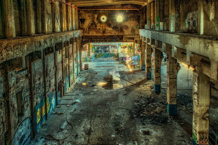 Der Verwitterung überlassene Industriehalle