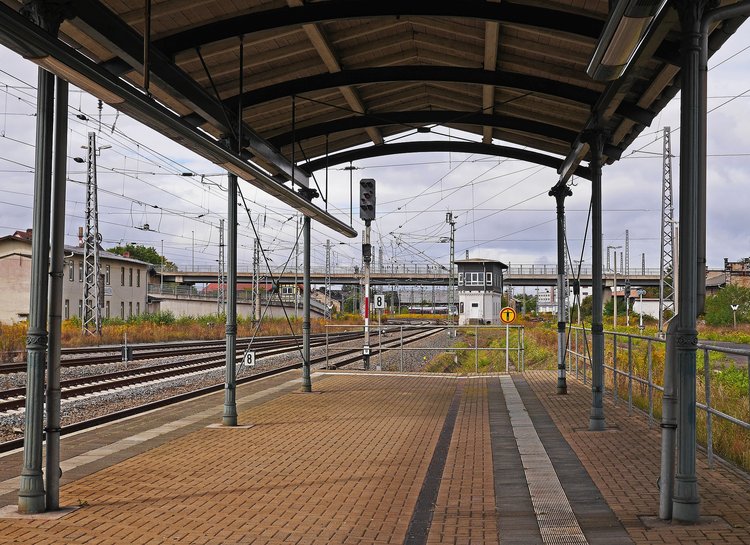 Pfeiler einer Bahnsteigberdachung aus Gusseisen