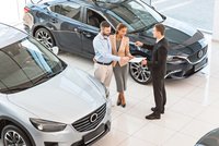 Kunden beim Autokauf