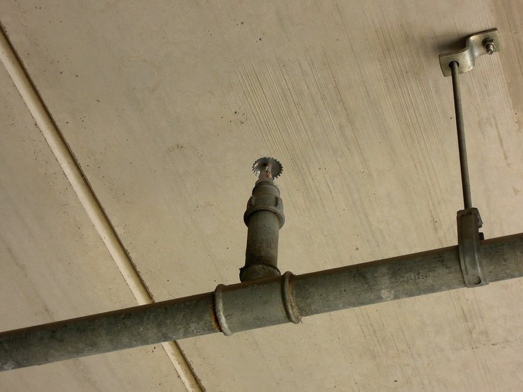 Zugkraft an einem aufgehängten Rohr (Sprinkler) Zugkraft an einem aufgehängten Rohr (Sprinkler)