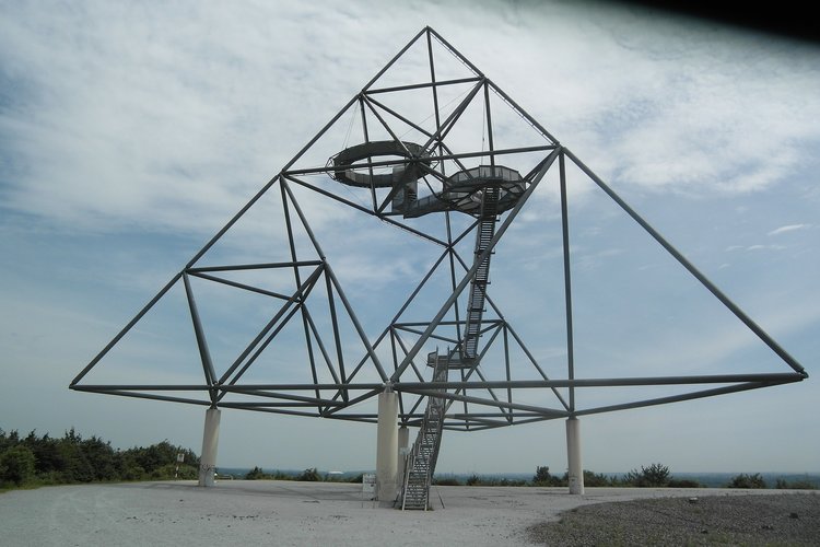 Tetraeder in Bottrop (statisch bestimmt) Tetraeder in Bottrop (statisch bestimmt)